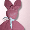 Doudou lapin gaze de coton personnalisé rose framboise