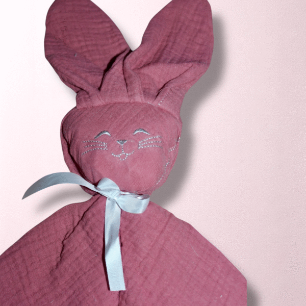 Doudou lapin gaze de coton personnalisé rose framboise