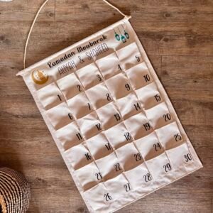Calendrier du Ramadan en toile de jute personnalisable avec prénoms, inscription Ramadan Moubarak, 30 pochettes pour chaque jour du mois sacré – décoration murale pour célébrer le Ramadan en famille