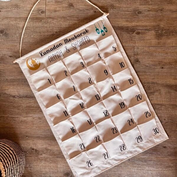 Calendrier du Ramadan en toile de jute personnalisable avec prénoms, inscription Ramadan Moubarak, 30 pochettes pour chaque jour du mois sacré – décoration murale pour célébrer le Ramadan en famille