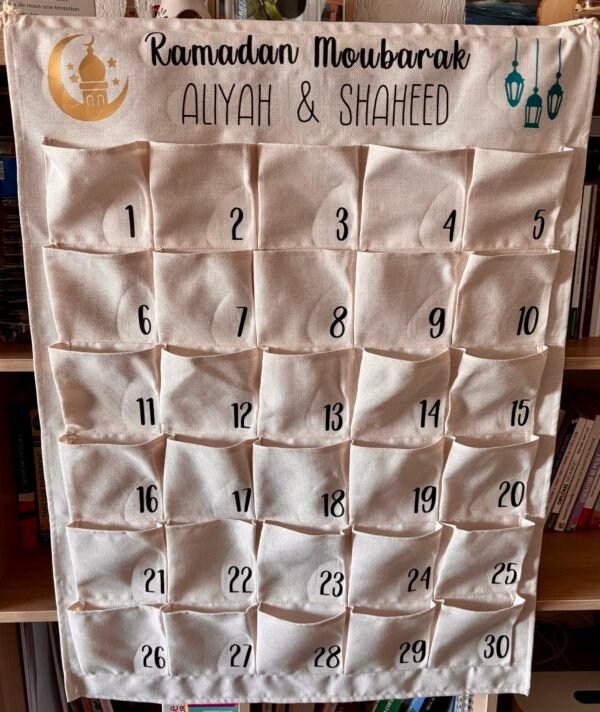 Calendrier du Ramadan en toile de jute personnalisable avec prénoms, inscription Ramadan Moubarak, 30 pochettes pour chaque jour du mois sacré – décoration murale pour célébrer le Ramadan en famille
